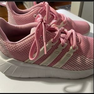 Adidas Big Kid Size 4 Questar Flow Running Shoes like new